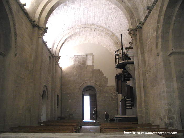 NAVE HACIA LOS PIES. ESTRUCTURA METÁLICA DE ACCESO A LA CÁMARA ESCONDIDA.